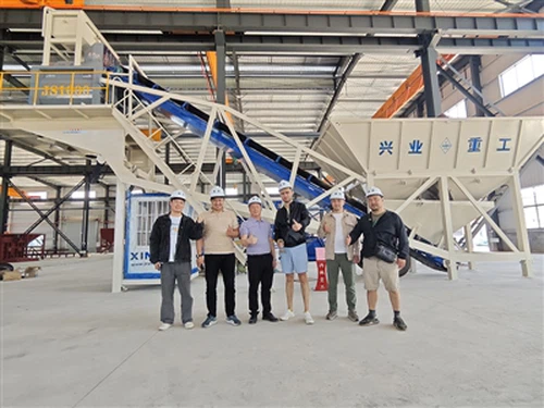 Ko'p millatli mijozlar beton injiniringda yangi bobni o'rganish uchun yig'ili...